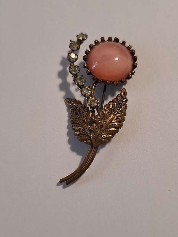 Vintage goldtoned flower brooch 5.5 x 2.5cm