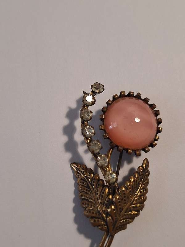 Vintage goldtoned flower brooch 5.5 x 2.5cm