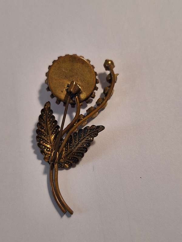 Vintage goldtoned flower brooch 5.5 x 2.5cm