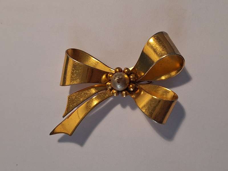 Vintage faux pearl gold tone bow brooch 6.5 x 6.5cm