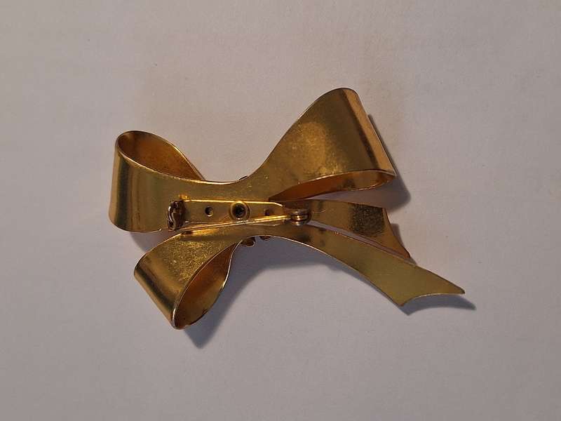 Vintage faux pearl gold tone bow brooch 6.5 x 6.5cm