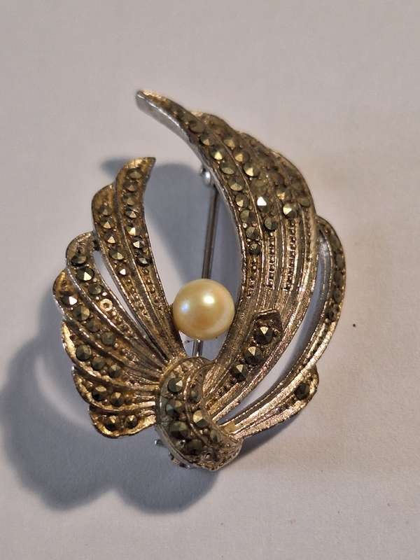 Vintage Marcasite and faux pearl brooch 4 x 3cm