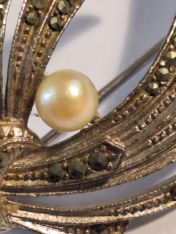 Vintage Marcasite and faux pearl brooch 4 x 3cm