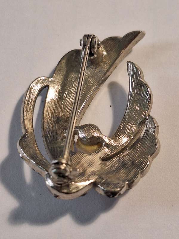 Vintage Marcasite and faux pearl brooch 4 x 3cm