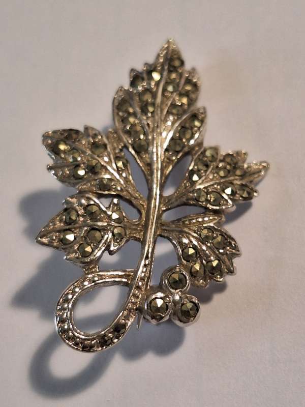 Vintage dainty flower leaves marcasite silver tone brooch 4 x 2.5cm