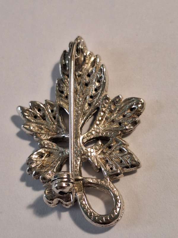 Vintage dainty flower leaves marcasite silver tone brooch 4 x 2.5cm