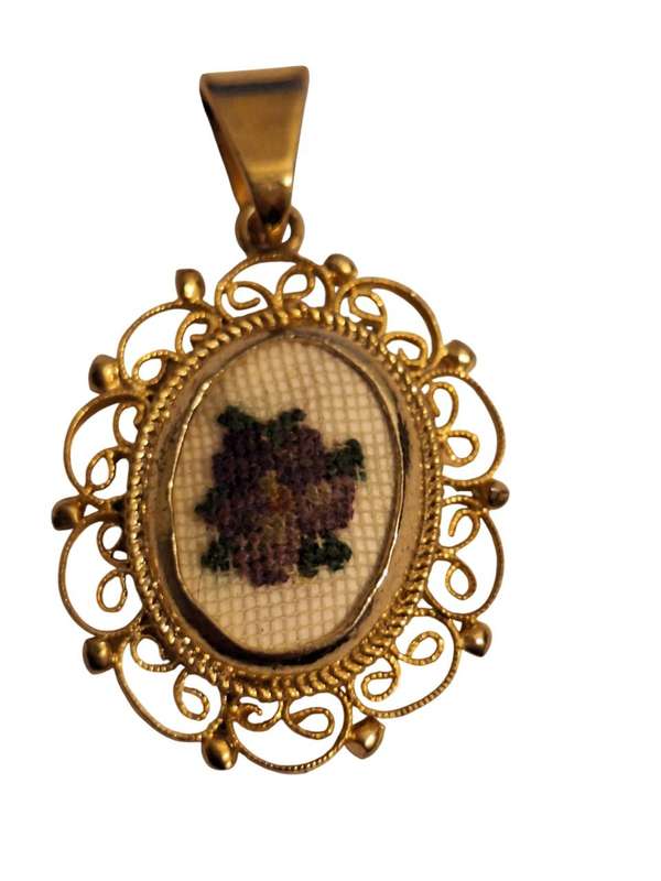 Filigree surrounded petit point pendant