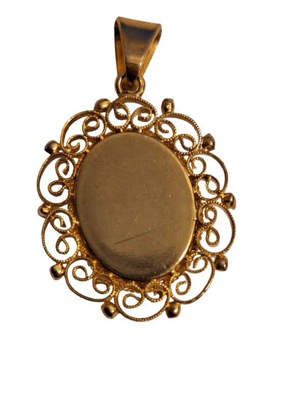 Filigree surrounded petit point pendant