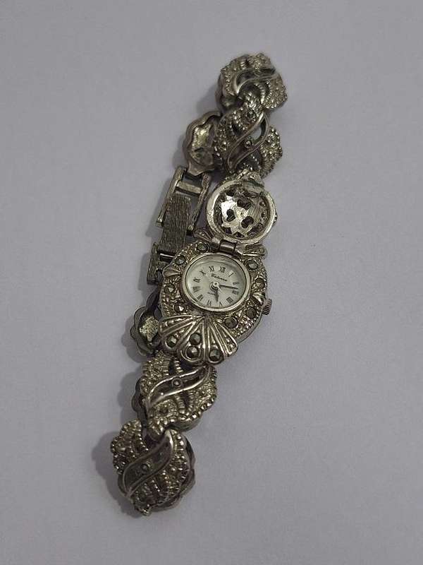 Stunning vintage peek a boo ladies watch, not working