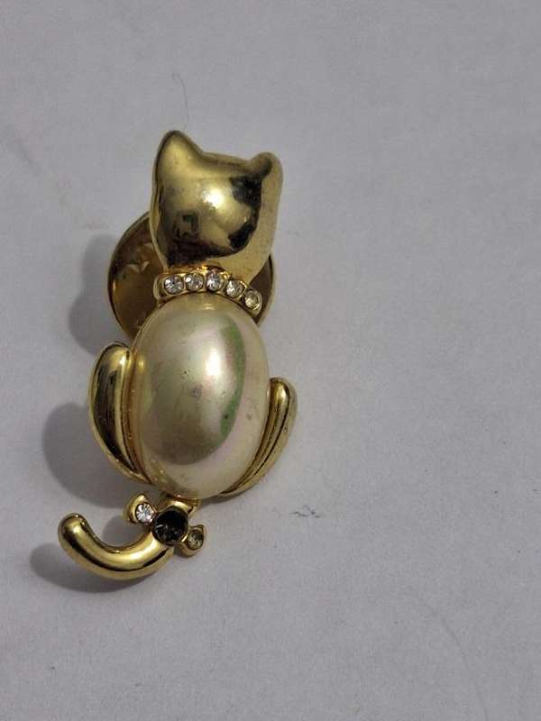 Pretty Cat lapel pin