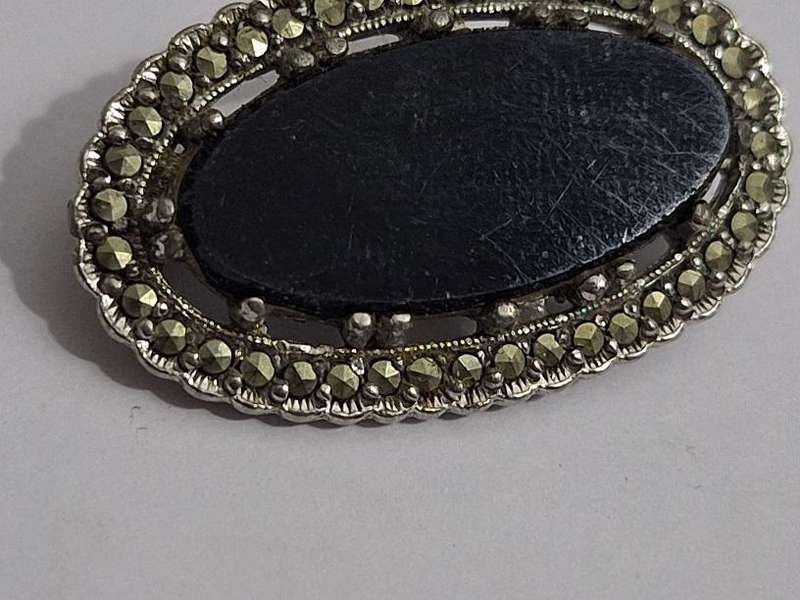 Pretty vintage brooch