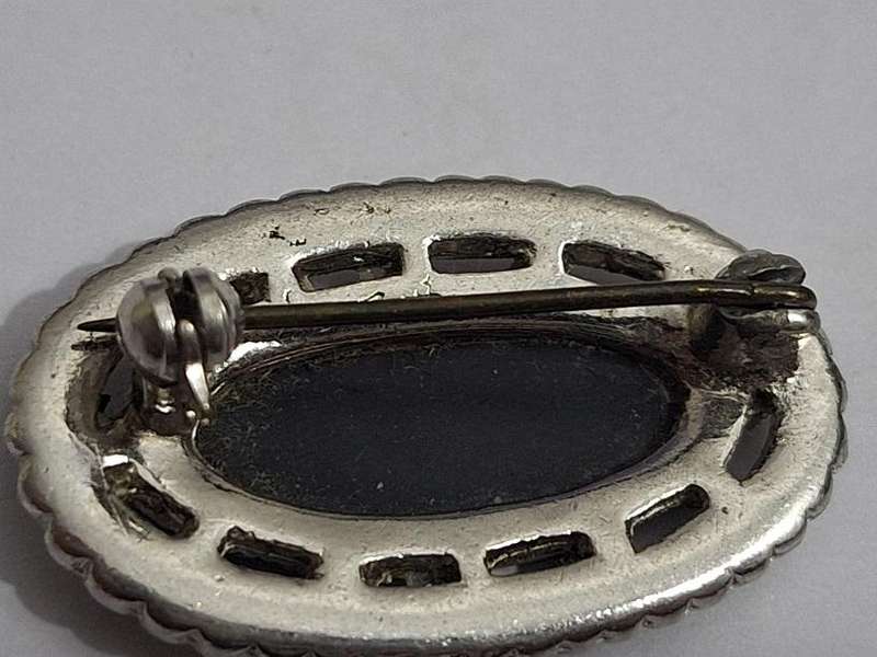 Pretty vintage brooch