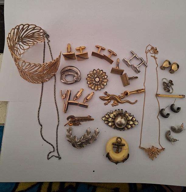 Various jewellery pieces