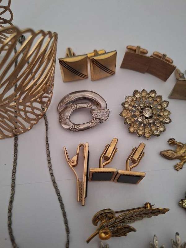 Various jewellery pieces