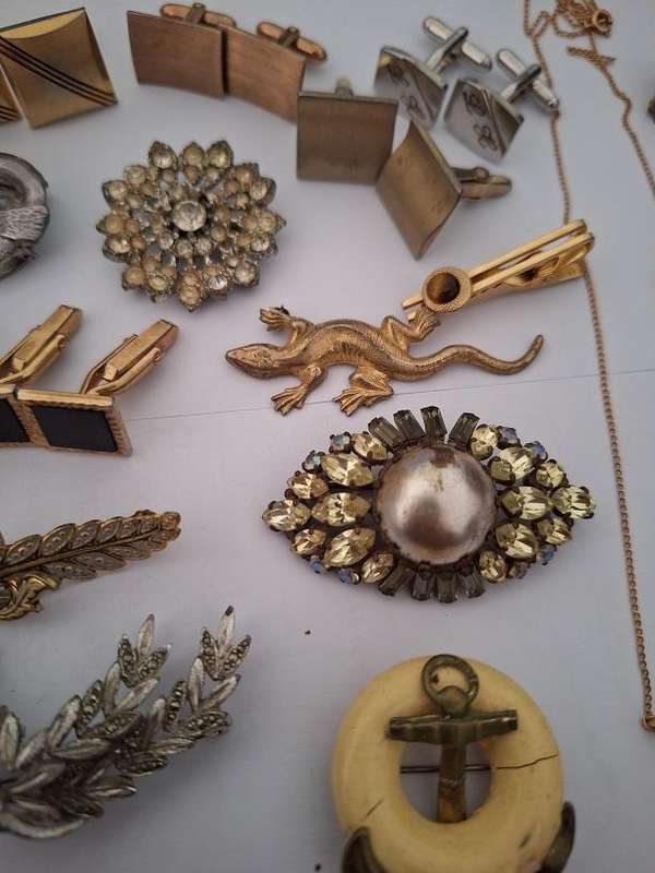 Various jewellery pieces