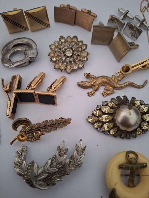 Various jewellery pieces