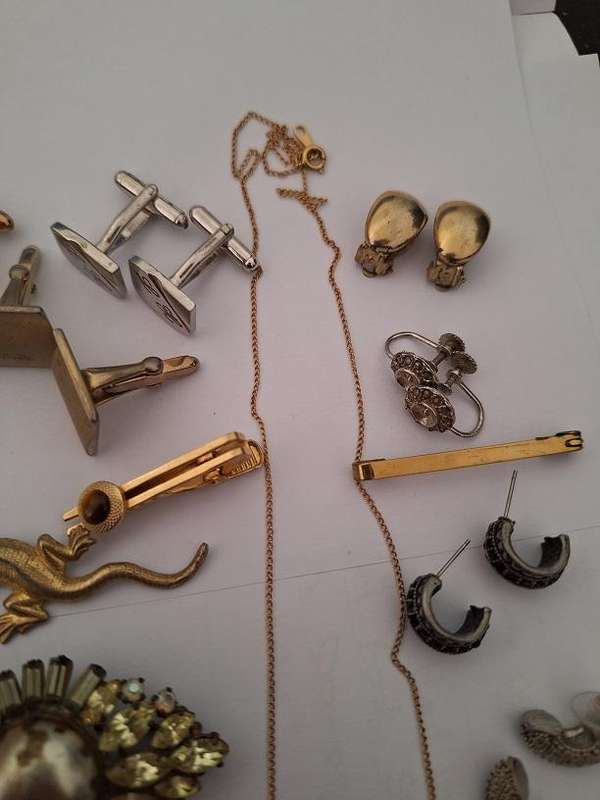 Various jewellery pieces