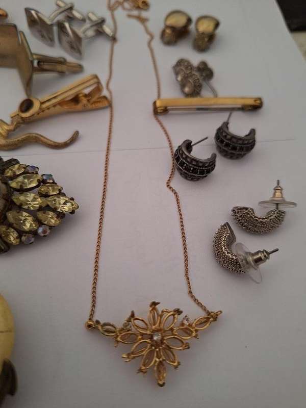 Various jewellery pieces