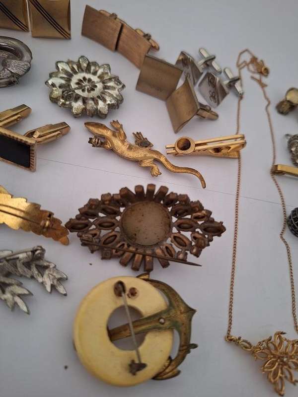 Various jewellery pieces