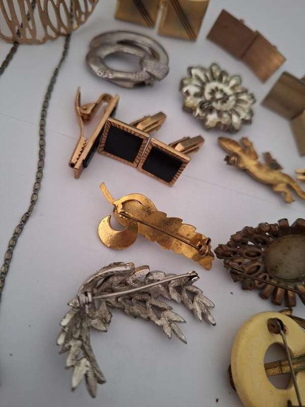 Various jewellery pieces