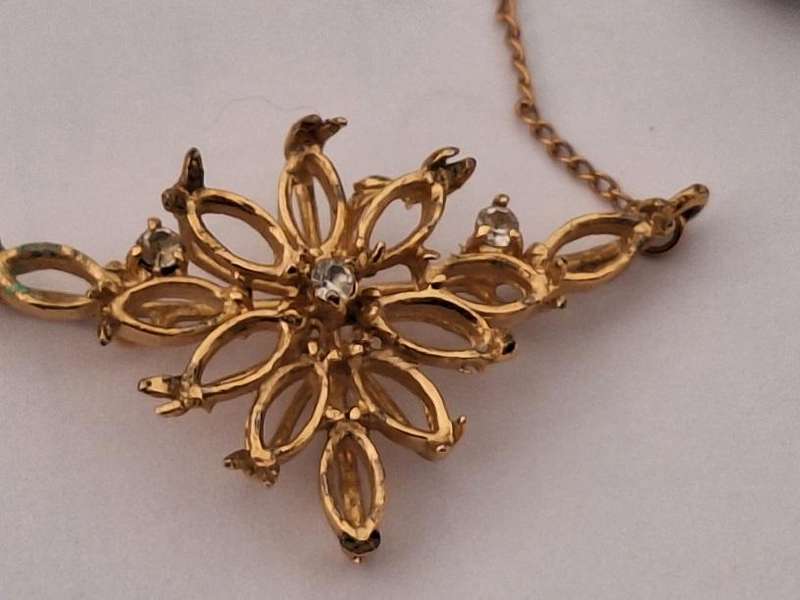 Various jewellery pieces