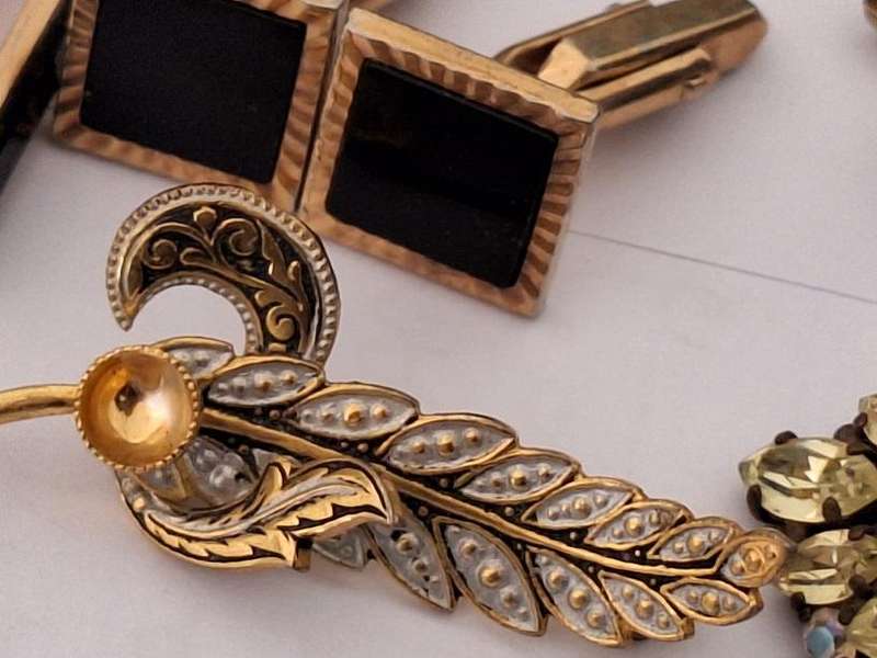 Various jewellery pieces