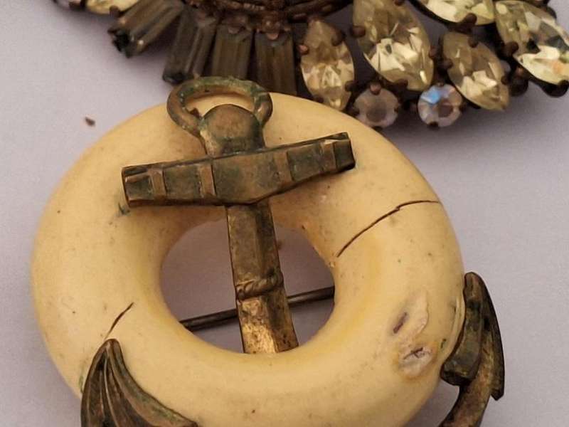 Various jewellery pieces
