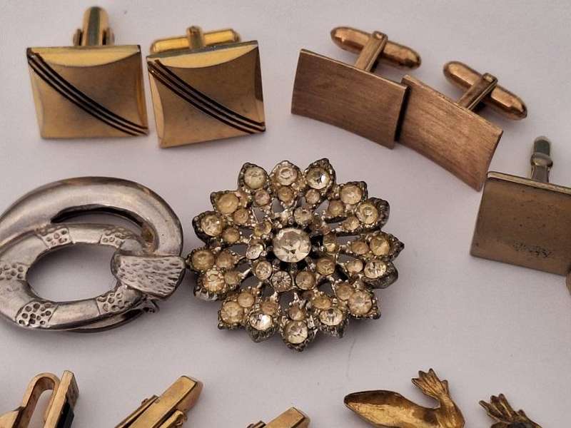 Various jewellery pieces