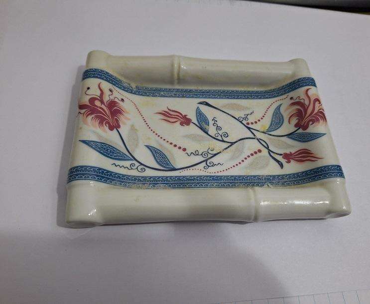 Vintage Elizabeth Arden soap dish
