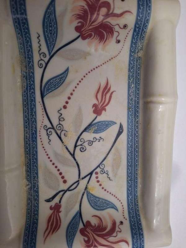 Vintage Elizabeth Arden soap dish