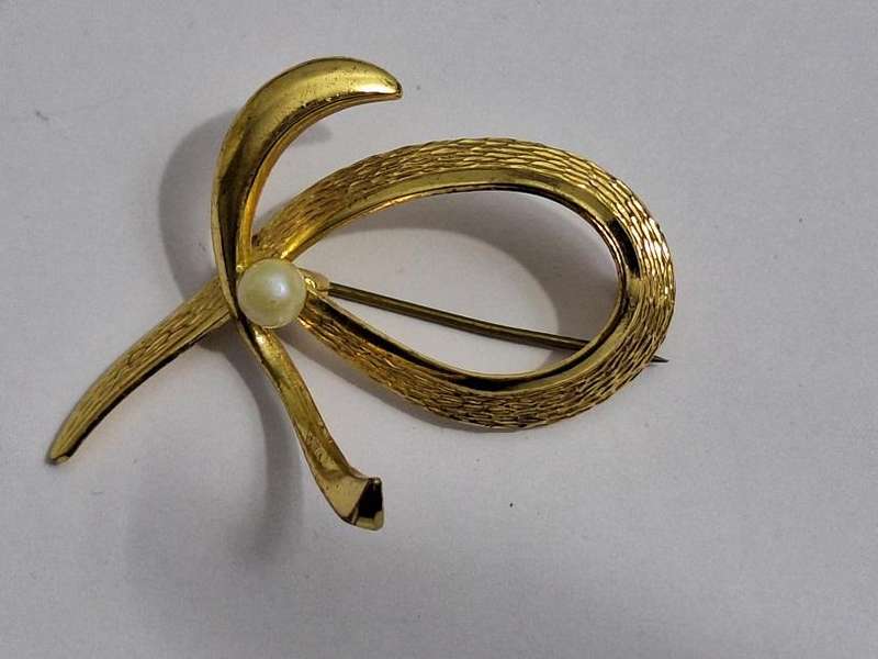 Lovely vintage gold tone brooch