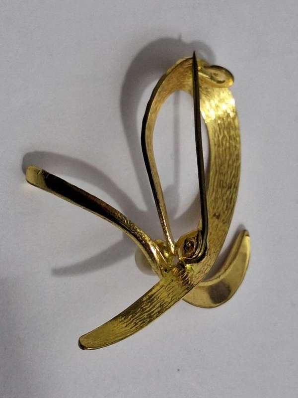 Lovely vintage gold tone brooch