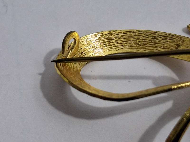 Lovely vintage gold tone brooch