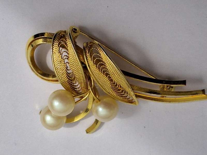 Vintage gold tone and faux pearl brooch