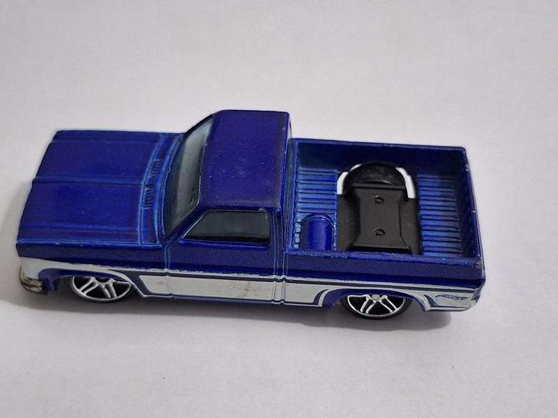 2007 Hot Wheels 83' Chevy Silverado Collectors edition