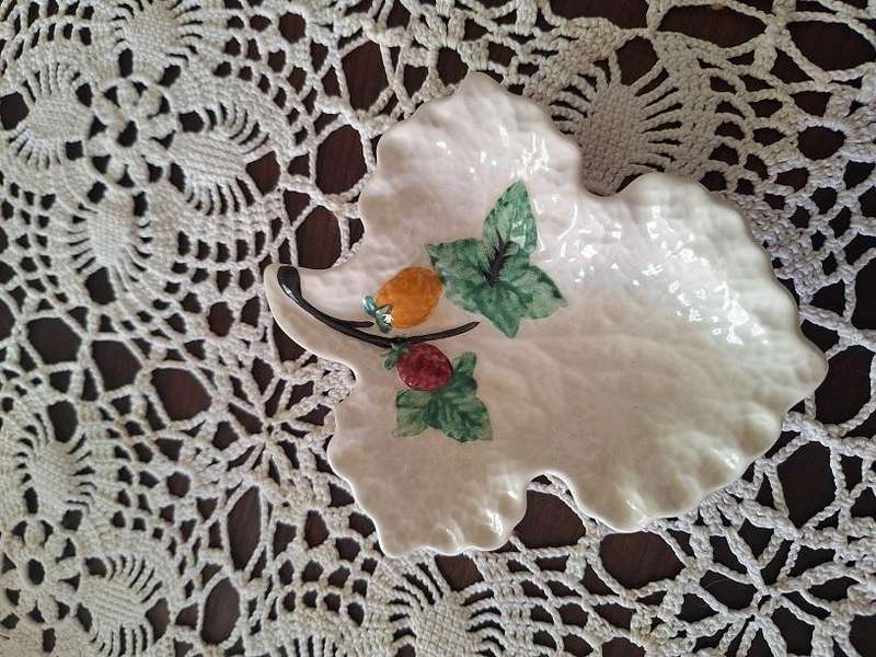 Vintage Stoke on Trent berry leaf sweets/nuts dish