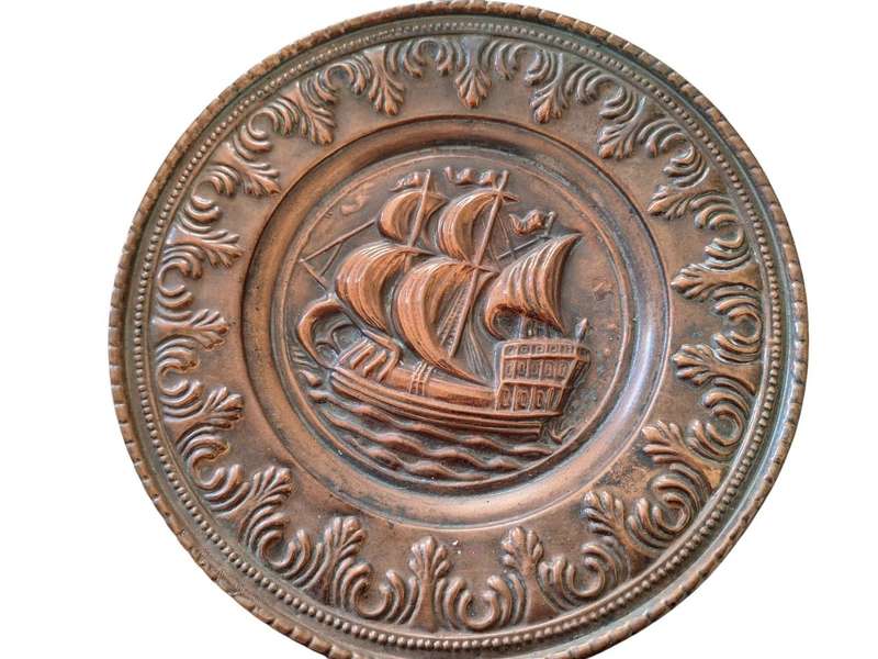 Vintage repousse hammered copper wall plate 29.5cm diameter