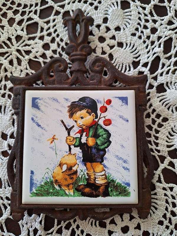 Vintage 7 star tile in cast iron trivet