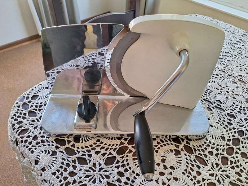 Vintage pineware meat/bread slicer