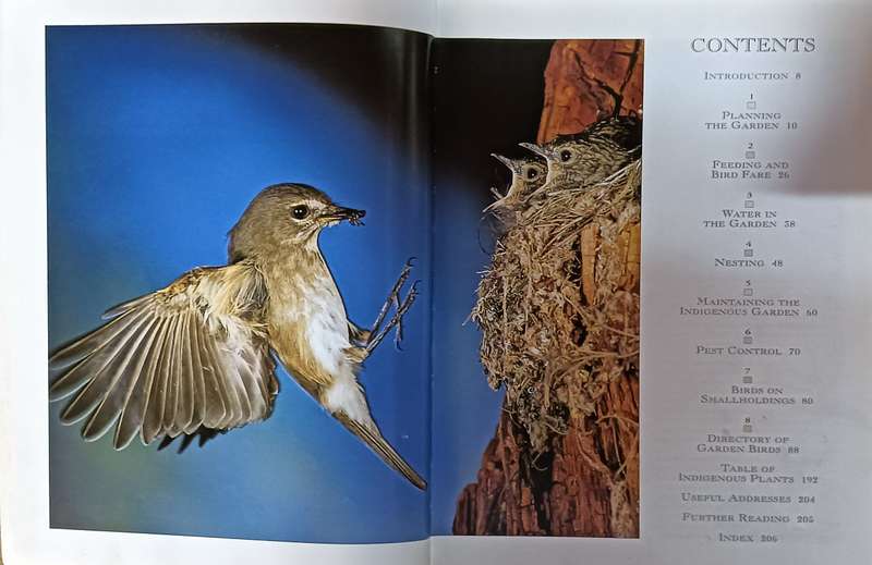 Attracting Birds to Your Garden in Southern Africa - Roy Trendler & Lex Hes - Softcover - 208 pages