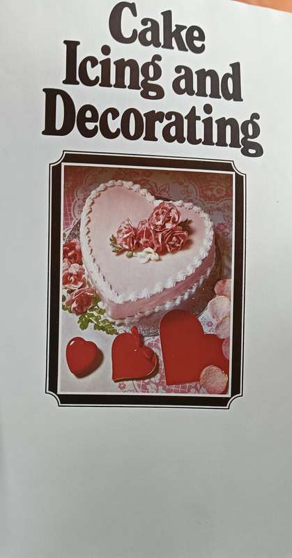 Cake Icing & Decorating - Pamela Dotter- Softcover - 80 pages