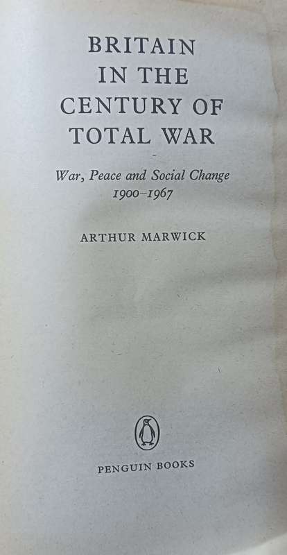 Britain in the Century of Total War - Arthur Marwick - Softcover - 537 pages