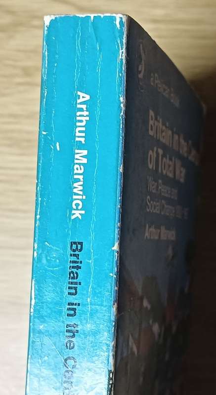 Britain in the Century of Total War - Arthur Marwick - Softcover - 537 pages