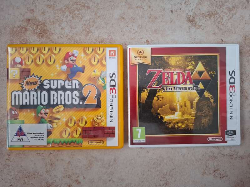 Nintendo 3DS + Charger + 2 3DS Games