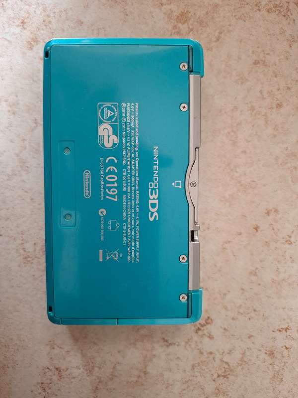 Nintendo 3DS + Charger + 2 3DS Games