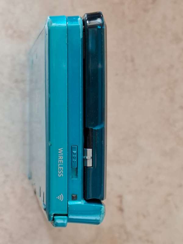 Nintendo 3DS + Charger + 2 3DS Games