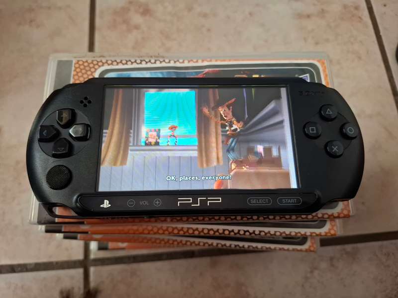 Sony Playstation Portable (PSP STREET - E1004) + 12 GAMES
