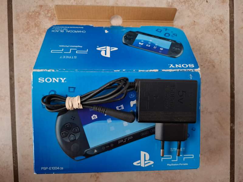 Sony Playstation Portable (PSP STREET - E1004) + 12 GAMES