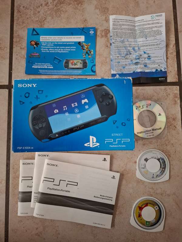 Sony Playstation Portable (PSP STREET - E1004) + 12 GAMES
