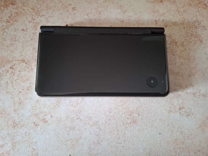 Nintendo DSi XL & 9 Games